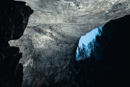 Adam Ondra libera la via sottoterra artif nella grotta Macocha in Repubblica Ceca