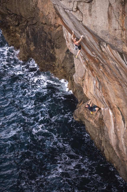 Psicobloc: Jakob Schubert su Alasha, la difficile Deep Water Solo a Maiorca