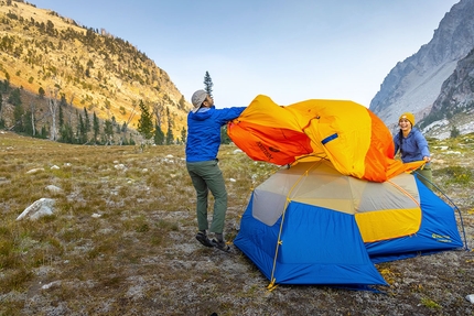 Light 2-Person tent Marmot Limelight 2P - A roomy tent made by pre-bent poles that add space.
