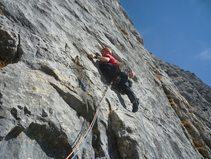 Andamento lento - On 25-26/02/2012 Alessandro Baù and Enrico Geremia carried out the first repeat, and first winter ascent, of Andamento Lento in Val Scura (Dolomites).