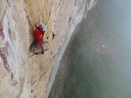 Amuri Tepui - Sean Villanueva chiude il secondo tiro di Apichavai dopo la caduta di 40m.