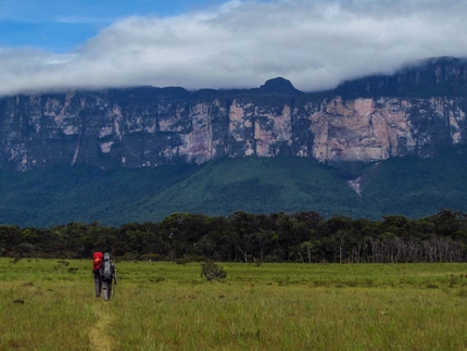 Amuri Tepui - Verso Amuri Tepuy. La cascata Tuyuren è evidente.