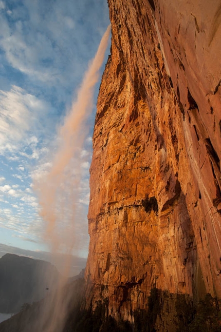 Amuri Tepui - Morning light on Tuyuren waterfall