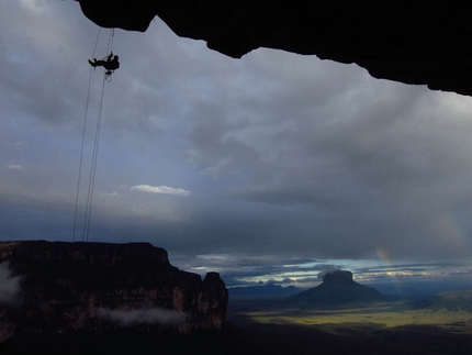 Amuri Tepui - Steep views from Maria Rosa