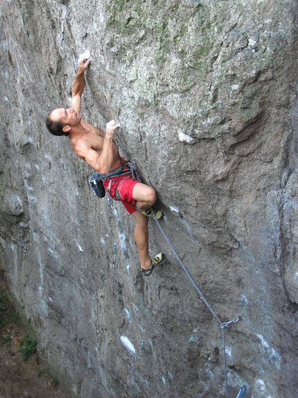 Rocca Pendice - Leonardo di Marino fissa la presa chiave della sua Fixiren 8a, Punta della Croce