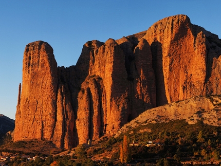 Alex Honnold sale slegato Fiesta del bíceps a Mallos de Riglos