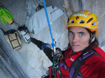 Serrania Avalancha - Silvia Vidal durante l'apertura di Espiadimonis  (A4/6b, 1500m) su Serrania Avalancha, Patagonia.