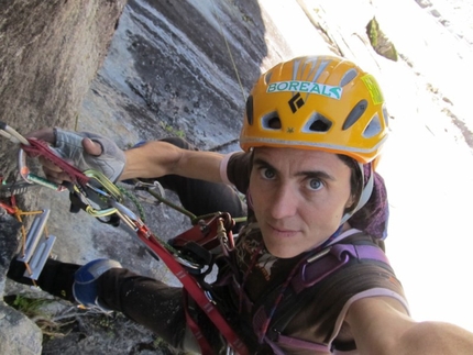 Serrania Avalancha - Silvia Vidal durante l'apertura di Espiadimonis  (A4/6b, 1500m) su Serrania Avalancha, Patagonia.