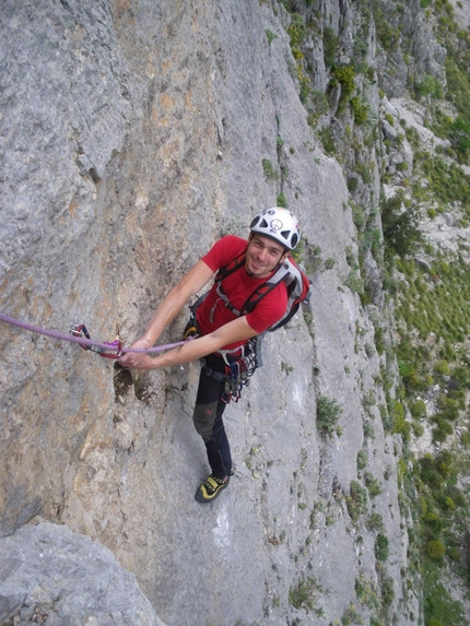 Rocca Calanna - Rocche del Crasto - Giuseppe Barbagallo sul terzo tiro di Sognatori allo sbaraglio durante l'apertura della via.