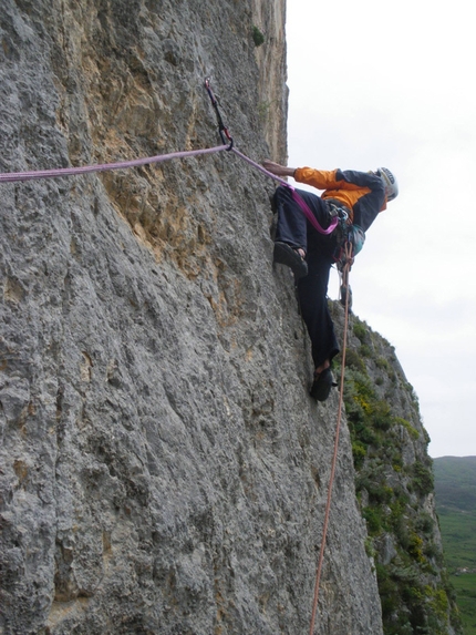 Rocca Calanna - Rocche del Crasto - Sognatori allo sbaraglio: Max Flaccavento in apertura, qui sul quarto tiro.