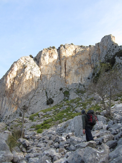Rocca Calanna - Rocche del Crasto - Il Paradiso all'improvviso: Max Flaccavento durante l'avvicinamento alla Rocca Calanna
