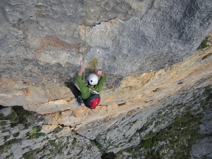 Rocca Calanna - Rocche del Crasto - Il Paradiso all'improvviso: Giuseppe Barbagallo risale l'espostissimo quinto tiro