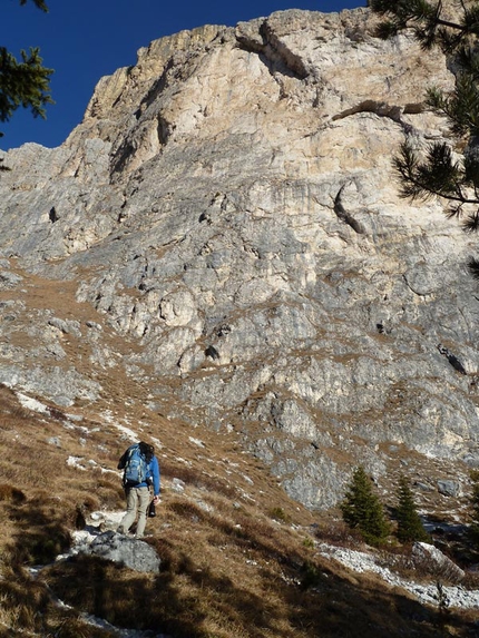 Schirata, Sella - Martin Riegler si avvicvina alla parete del Piz Ciavazes