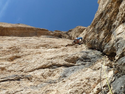 Schirata, Sella - Il sesto tiro, da proteggere con friends, dietro il diedro della Via Zeni.