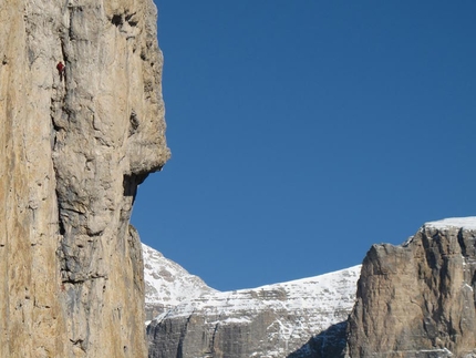 Schirata, Sella - Il tiro chiave visto dalla discesa lungo la Cengia dei Camosci.