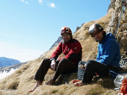 Schirata, Sella - Manuel Stuflesser e Martin Riegler sulla Cengia dei Camosci dopo la prima salita in libera della via Schirata, Piz Ciavazes (Sella, Dolomiti)