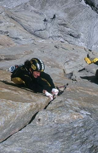 Mauro Bubu Bole - Women and chalk, Parete est Shipton Spire, Trango, Pakistan. Mauro Bole sul tiro di 7c+