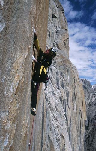 Mauro Bubu Bole - Women and chalk, Parete est Shipton Spire, Trango, Pakistan. Mauro Bole sul tiro di 7c+