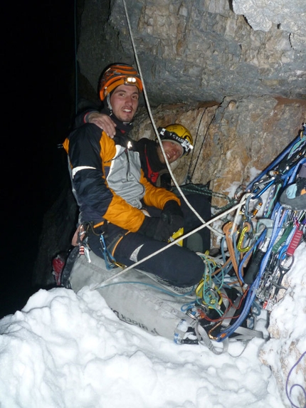 Kein Rest Von Sehnsucht, Punta Tissi, Civetta - Alessandro Baù ed Enrico Geremia, bivacco durante la prima invernale di Kein Rest Von Sehnsucht, Punta Tissi, Civetta