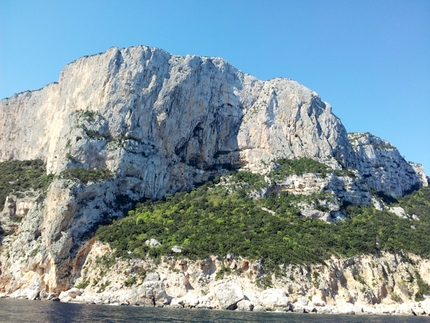 Aria - Punta Plumare in Sardinia. Aria takes a line through the central overhang, while Fedeli alla Linea (6c, 500m Simone Sarti, Enzo Lecis, Maurizio Oviglia 1999-2000) is located on the left.