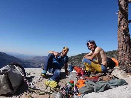 ‘La montagna un’opportunità educativa’. L’intervista Elbec alla guida alpina Giovanni Zaccaria - Giovanni Zaccaria con Enrico Geremia in cima al Capitan, Yosemite Valley USA, dopo alver salito la Salathè Wall