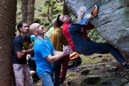 Grip, magie e boulder a volontà per l'inizio dei giochi al Melloblocco 2012