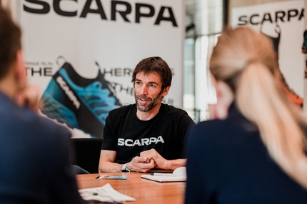 Hervé Barmasse nuovo ambassador SCARPA per la sostenibilità - Il noto alpinista e divulgatore Hervé Barmasse diventa nuovo ambassador SCARPA per la sostenibilità. Contribuirà allo sviluppo di prodotti innovativi e sarà punto di riferimento nella diffusione di temi legati all’ambiente.