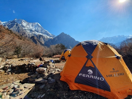 Ferrino Ambassador Alex Txikon on the summit of Manaslu in winter - Ferrino Ambassador Alex Txikon on the summit of Manaslu in winter. This is the first ascent to be carried out completely in winter.