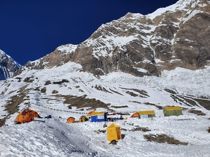 Ferrino Ambassador Alex Txikon on the summit of Manaslu in winter - Ferrino Ambassador Alex Txikon on the summit of Manaslu in winter. This is the first ascent to be carried out completely in winter.