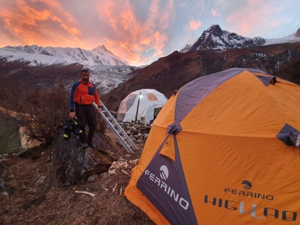 Ferrino Ambassador Alex Txikon on the summit of Manaslu in winter - Ferrino Ambassador Alex Txikon on the summit of Manaslu in winter. This is the first ascent to be carried out completely in winter.
