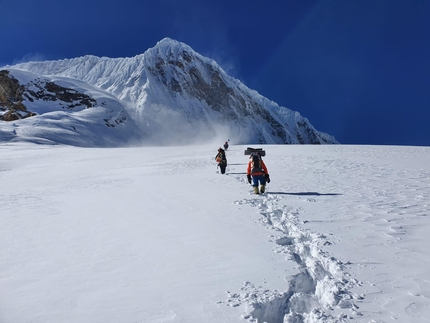 Ferrino Ambassador Alex Txikon on the summit of Manaslu in winter - Ferrino Ambassador Alex Txikon on the summit of Manaslu in winter. This is the first ascent to be carried out completely in winter.