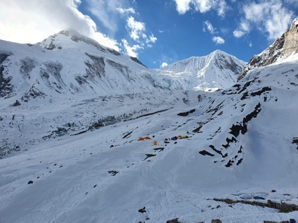 Ferrino Ambassador Alex Txikon on the summit of Manaslu in winter - Ferrino Ambassador Alex Txikon on the summit of Manaslu in winter. This is the first ascent to be carried out completely in winter.