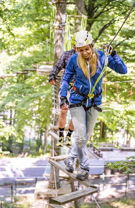 Parchi Avventura: divertimento sicuro grazie all’attrezzatura Climbing Technology - Climbing Technology per i Parchi Avventura: tutto io necessario per divertirsi in sicurezza: casco, imbrago e carrucola a doppia puleggia.