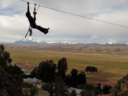 Con CAMP un parco avventura in Bolivia per i ragazzi di padre Topio - Un parco avventura a quota 4000. Non in Italia, ovviamente, perché da noi lassù stanno i ghiacciai, ma in Bolivia, dove la capitale La Paz è una città in salita che si estende dai 3200 ai 4100 metri sul livello del mare. 