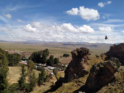 Con CAMP un parco avventura in Bolivia per i ragazzi di padre Topio - Un parco avventura a quota 4000. Non in Italia, ovviamente, perché da noi lassù stanno i ghiacciai, ma in Bolivia, dove la capitale La Paz è una città in salita che si estende dai 3200 ai 4100 metri sul livello del mare. 
