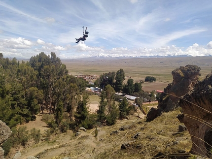 Con CAMP un parco avventura in Bolivia per i ragazzi di padre Topio - Un parco avventura a quota 4000. Non in Italia, ovviamente, perché da noi lassù stanno i ghiacciai, ma in Bolivia, dove la capitale La Paz è una città in salita che si estende dai 3200 ai 4100 metri sul livello del mare. 