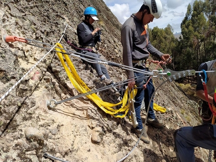 Con CAMP un parco avventura in Bolivia per i ragazzi di padre Topio - Un parco avventura a quota 4000. Non in Italia, ovviamente, perché da noi lassù stanno i ghiacciai, ma in Bolivia, dove la capitale La Paz è una città in salita che si estende dai 3200 ai 4100 metri sul livello del mare. 