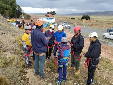Con CAMP un parco avventura in Bolivia per i ragazzi di padre Topio - Un parco avventura a quota 4000. Non in Italia, ovviamente, perché da noi lassù stanno i ghiacciai, ma in Bolivia, dove la capitale La Paz è una città in salita che si estende dai 3200 ai 4100 metri sul livello del mare. 