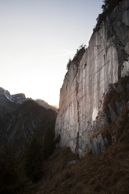 Alessandro Zeni su Eternit 9a+ al Baule - Il video di Alessandro Zeni e la sua salita di Eternit, una via aperta da Maurizio Zanolla nella falesia del Baule nelle Vette Feltrine.