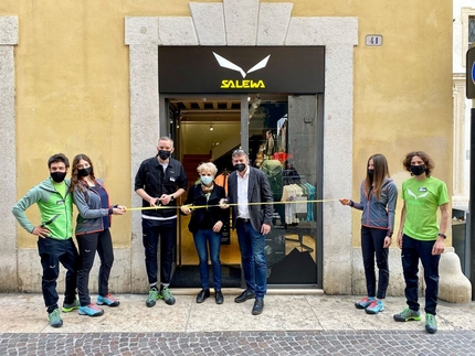 Il nuovo Salewa Store inaugurato a Verona - A Verona apre il nuovo Salewa Store, 120 metri quadrati su due livelli al servizio degli appassionati di montagna in via Cappello 41