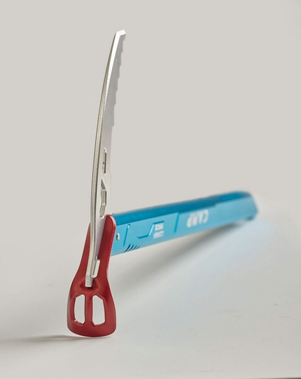 The CAMP Corsa Race ice axe wins the ISPO Gold Award - The new CAMP Corsa Race ice axe, recently previewed at the ISPO fair in Munich, obtained the prestigious ISPO Gold Award 2020.