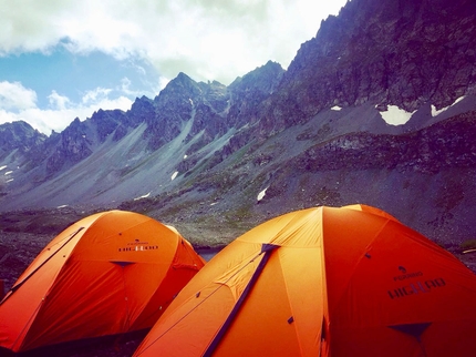 Ferrino Base Camp: a night in a tent beneath the stars! - Ferrino Base Camp: a night in a tent beneath the stars! Live the beatable experience on the Alps, spending a night in tent at high altitude.
