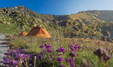 Campi base Ferrino: ti regaliamo una vera esperienza outdoor. Attrezzato un nuovo campo base in Spagna sui Pirenei. - Campi base Ferrino: attrezzato un nuovo campo al Rifugio de l'Illa sui Pirenei che si aggiunge al Rifugio Quintino Sella sul Monte Rosa e Rifugio Toesca in Val Susa.
