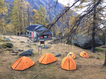 Campi base Ferrino: ti regaliamo una vera esperienza outdoor. Attrezzato un nuovo campo base in Spagna sui Pirenei. - Campi base Ferrino: attrezzato un nuovo campo al Rifugio de l'Illa sui Pirenei che si aggiunge al Rifugio Quintino Sella sul Monte Rosa e Rifugio Toesca in Val Susa.