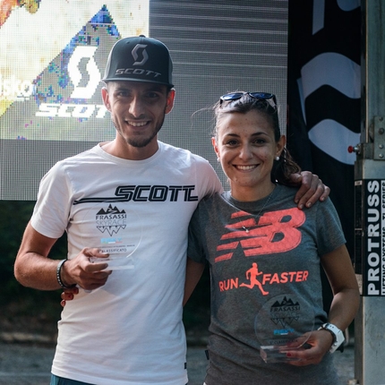 Successo per la seconda edizione di Frasassi Sky Race targata SCOTT - Al Frasassi Sky Race targata SCOTT un sold out, con 300 iscritti che si sono sfidati in una giornata dominata dal sole e dalla passione per la corsa in montagna. Giacomo Forconi e Martina Testarmata campioni regionali