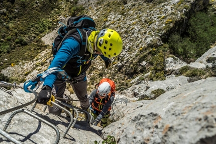 I set ferrata CAMP conquistano gli esperti tedeschi: Alpin e Bergsteiger premiano i nostri prodotti - I set ferrata CAMP conquistano gli esperti tedeschi: le autorevoli riviste specializzate Alpin e Bergsteiger hanno recentemente premiato il Vortex Rewind Pro e il Kinetic Gyro Rewind Pro