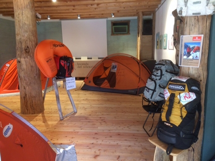 Valle Maira ospita la mostra tende Ferrino di tende originali utilizzate da grandi alpinisti - Valle Maira ospita la mostra Ferrino di tende originali utilizzate da grandi alpinisti