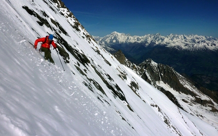 Grivola - 14/05/2012: parete NE della Grivola, discesa con sci e snowboard da Davide Capozzi, Luca Rolli e Francesco Civra Dano