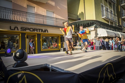 Apre il La Sportiva Store a Cavalese davanti a 74 Paesi! - In occasione dell’annuale La Sportiva International Sales Meeting al quale prendono parte i rappresentanti e distributori dell’azienda provenienti da 74 Paesi al mondo, è stato inaugurato in Via Fratelli Bronzetti, la via commerciale di Cavalese, capoluogo della Valle di Fiemme, il nuovo prestigioso negozio monomarca de La Sportiva, marchio leader mondiale nella produzione di calzature ed abbigliamento da montagna che ha il suo quartier generale e lo stabilimento produttivo proprio in Valle di Fiemme tra le Dolomiti, lontano dai grossi distretti industriali calzaturieri italiani.
