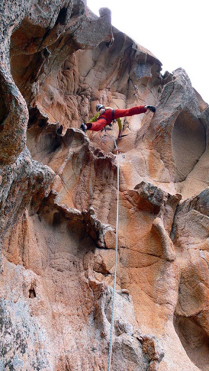 Bavella, Corsica - Rolando Larcher sul 5 tiro di Tafunata Galattica (7a/b), Contrafforti di Punta A Muvra, Bavella, Corsica.